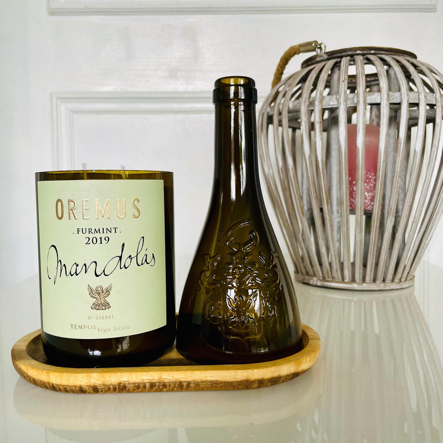 Flaschenkerzen-Set Oremus Mandolas Tempos Vega Sicilia mit Windlicht & Holztablett als Upcycling Geschenkidee mit Kerzenlicht und Originalflasche