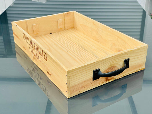 Handgefertigtes Holztablett aus OHK Weinkiste Chateau Batailley mit Griffen – handgefertigtes Upcycling-Produkt von GAHRDSGN – weitere Produktansicht