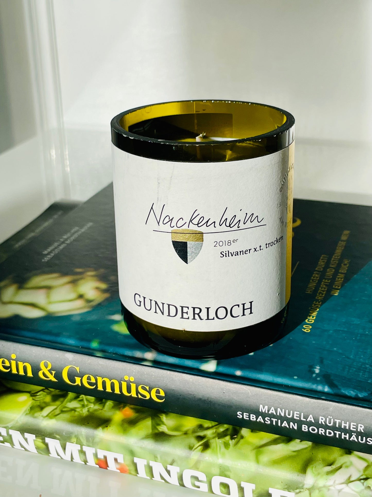 Flaschenkerze Gunderloch Silvaner x.t. 2018 als Upcycling Kerze aus originaler Weinflasche