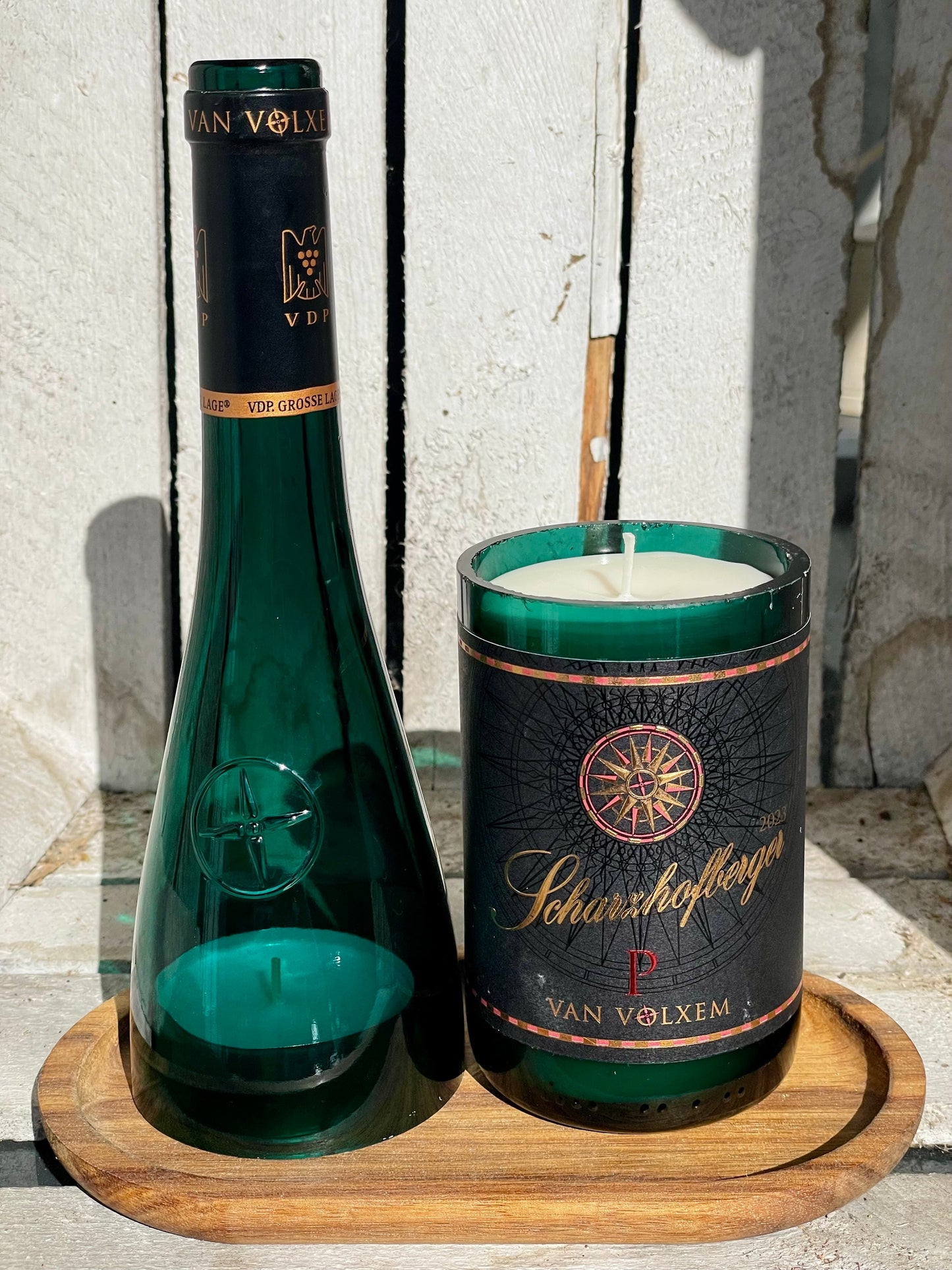 Flaschenkerzen-Set Van Volxem Scharzhofberger P Riesling 2023 mit Windlicht als Upcycling Geschenkidee mit Kerzenlicht und Originalflasche