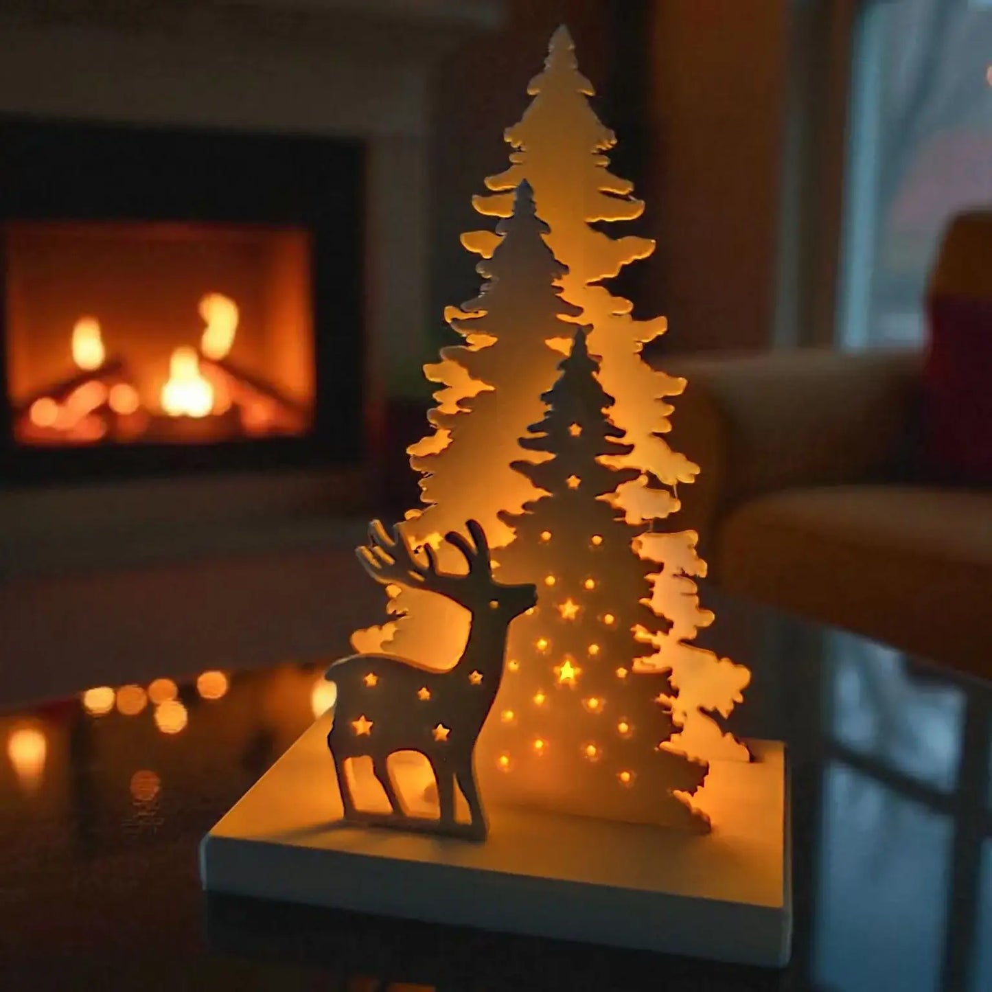 Weihnachtliche Tischdeko mit LED-Teelichthalter und ruhiger Atmosphäre
