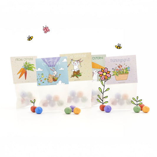 10 Oster-Geschenktütchen mit je 5 Wildblumen-Saatkugeln – Verpackung und Produkt im Freisteller