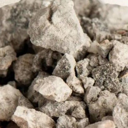 Copal Negro – dunkles Räucherharz mit würzigem Waldduft