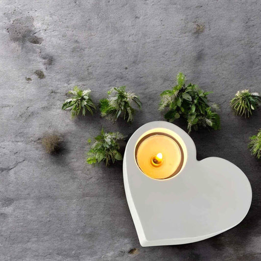 Weißer Herz-Teelichthalter mit Trockenblumen als ruhige Geschenkdeko
