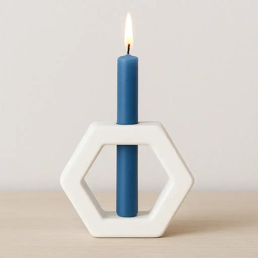 Geometrischer Kerzenhalter für Stabkerzen auf Tisch und Sideboard