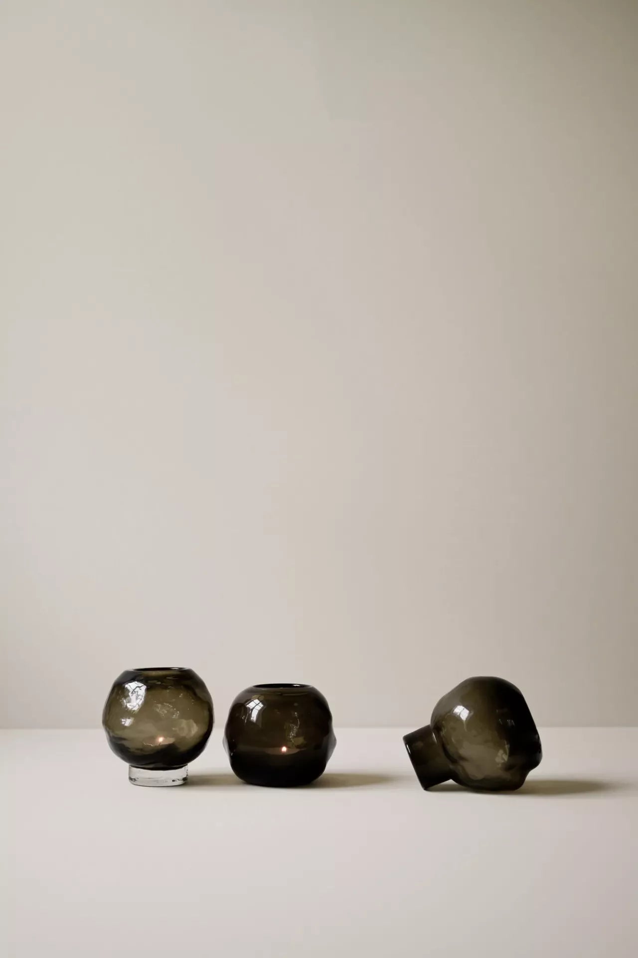 DBKD Bunch Mini-Kerzenhalter aus braunem Glas als Vase mit Blumen