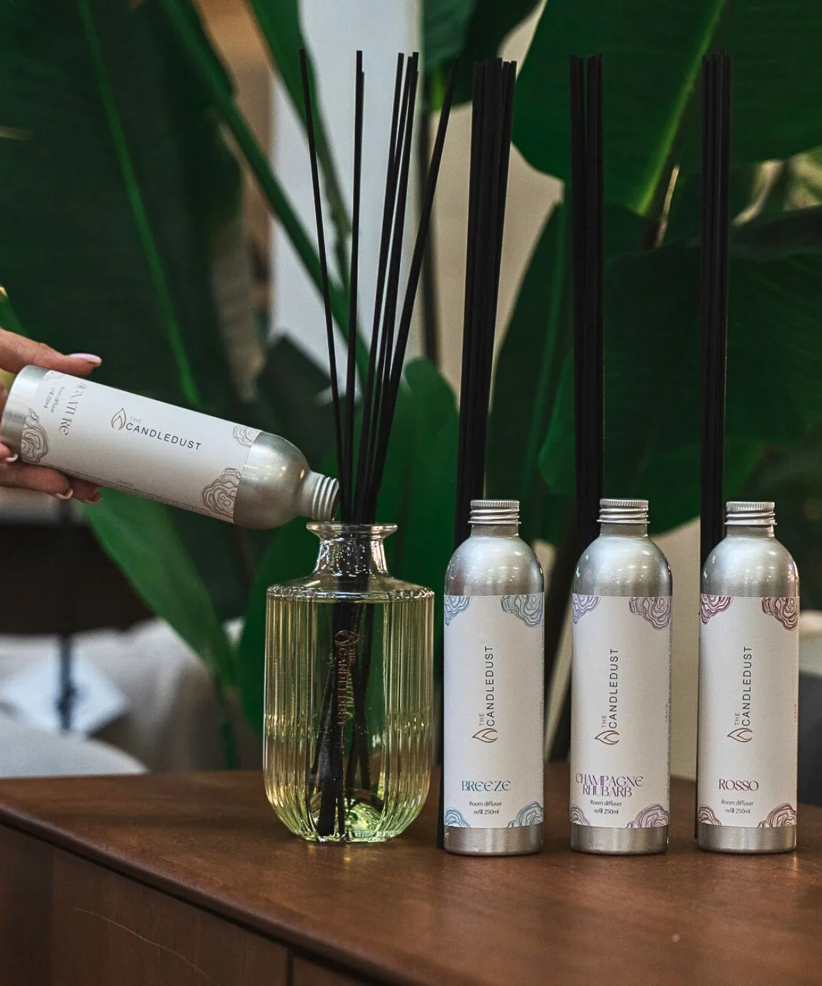 Reed-Diffuser mit Nachfüllflasche und neuen Duftstäbchen