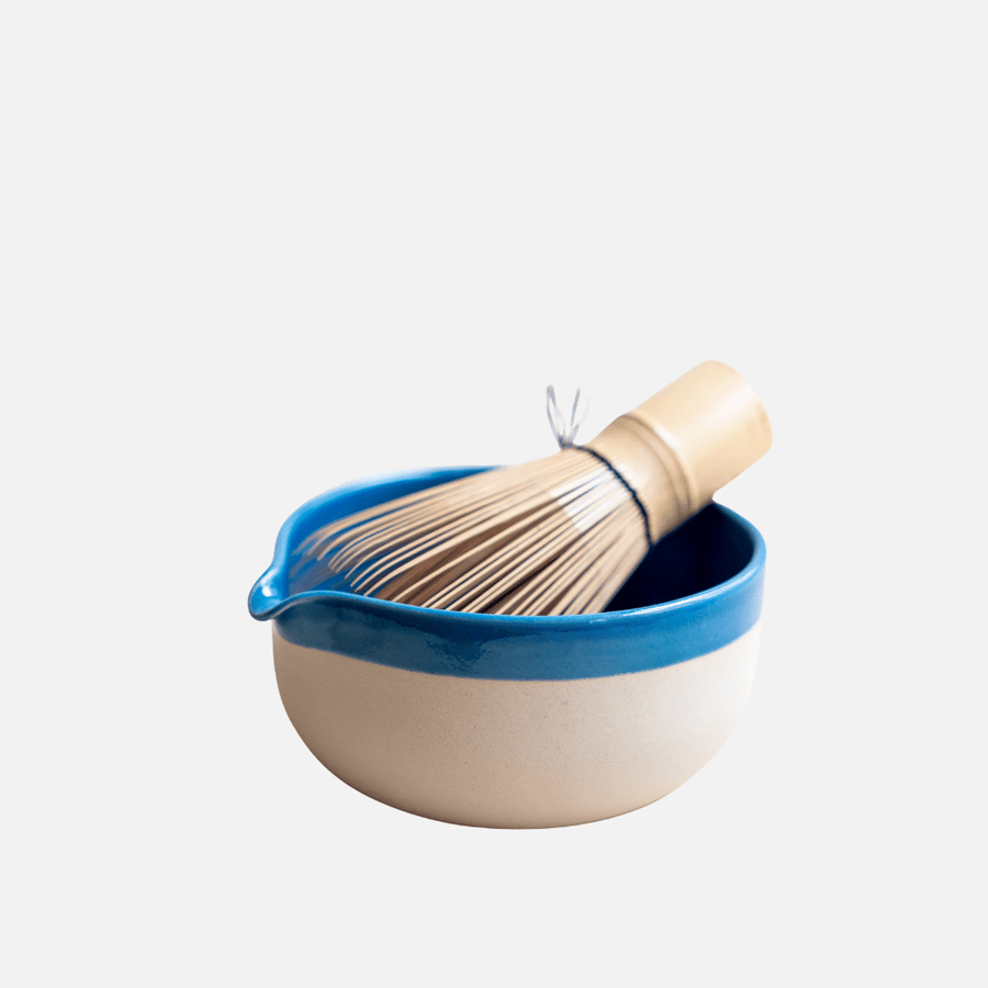 Blaue Matcha Chawan mit breiter Öffnung zum Aufschlagen von Matcha
