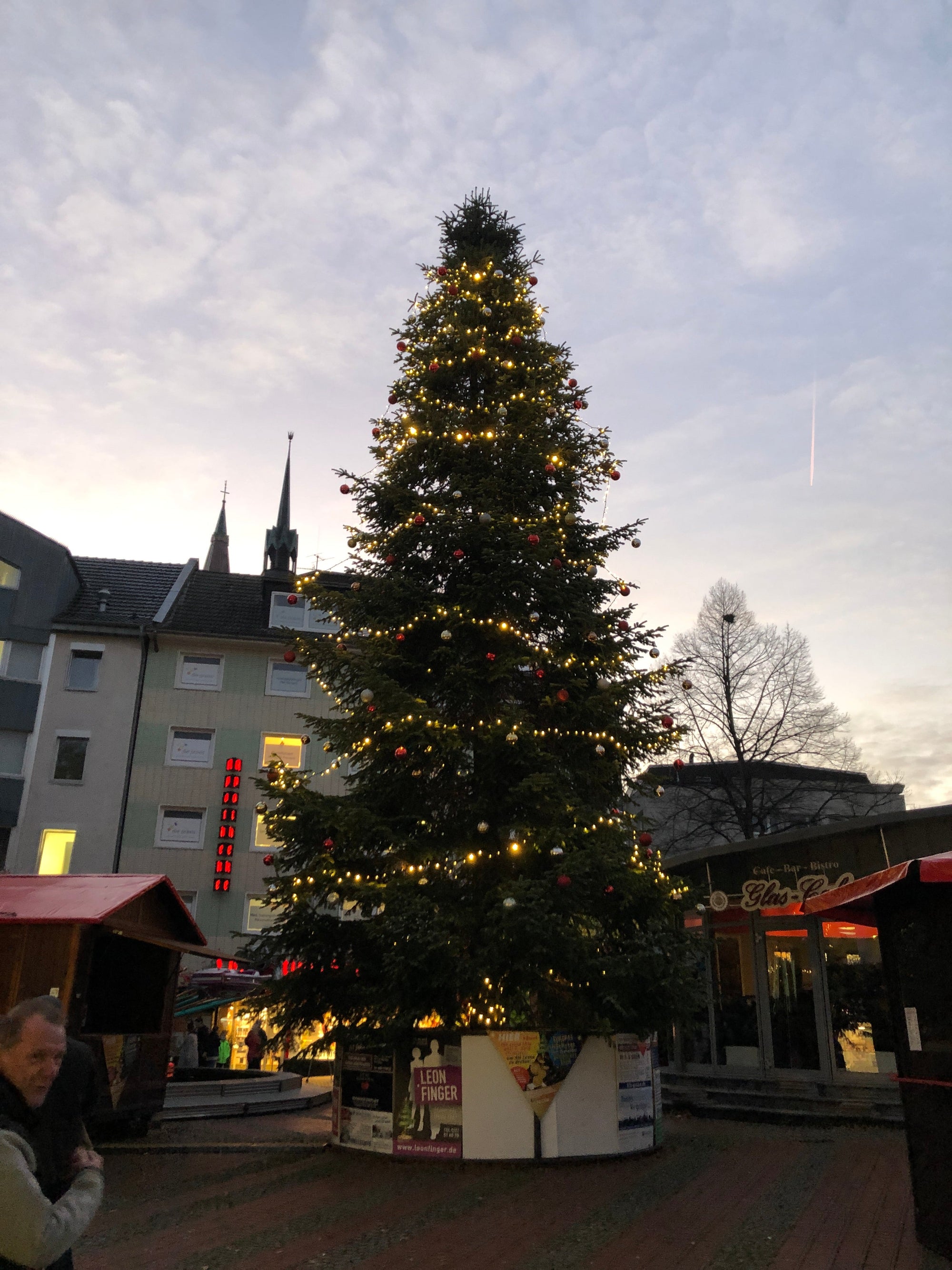 Beleuchteter Weihnachtsbaum auf dem Steeler Weihnachtsmarkt in Essen-Steele.