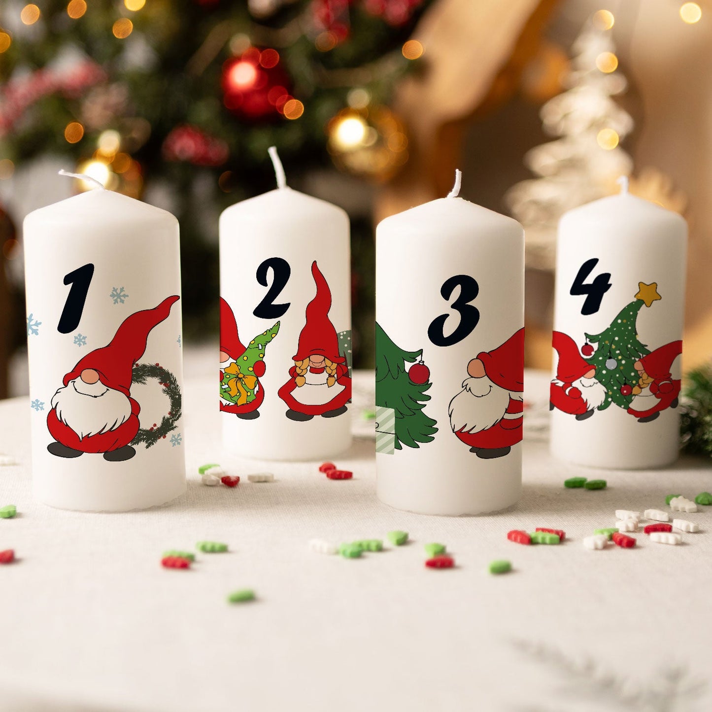 Vier Adventskerzen mit Wichtelmotiv für Advent und Weihnachten