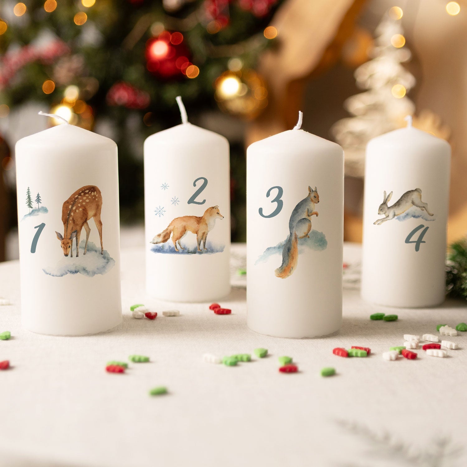 Vier Adventskerzen mit Wintertieren im Aquarellstil