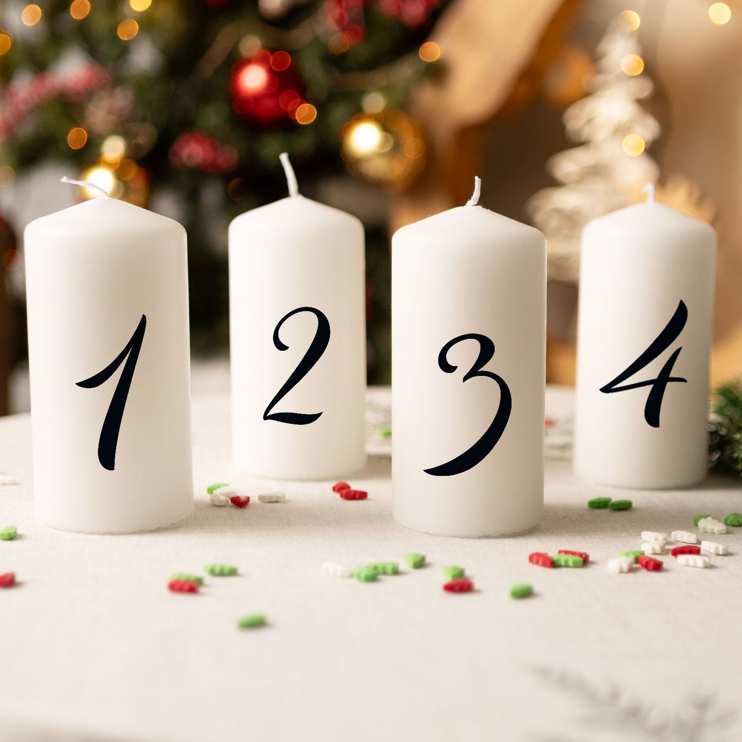 Vier Adventskerzen mit Ziffern für Advent und Adventskranz