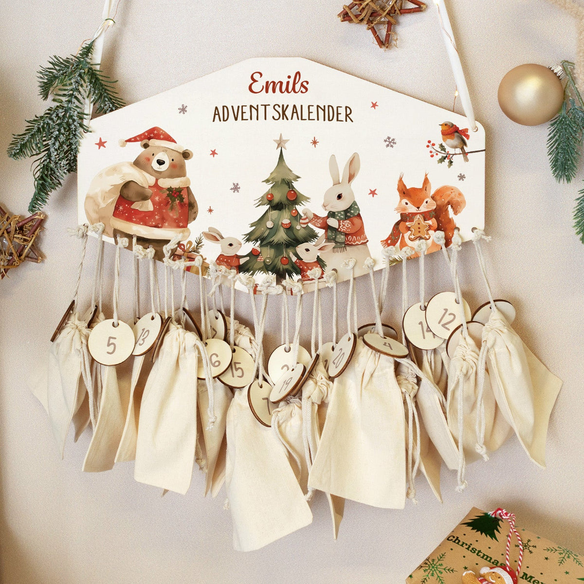 Personalisierter Holz-Adventskalender Tiere im Weihnachtspullover mit Name