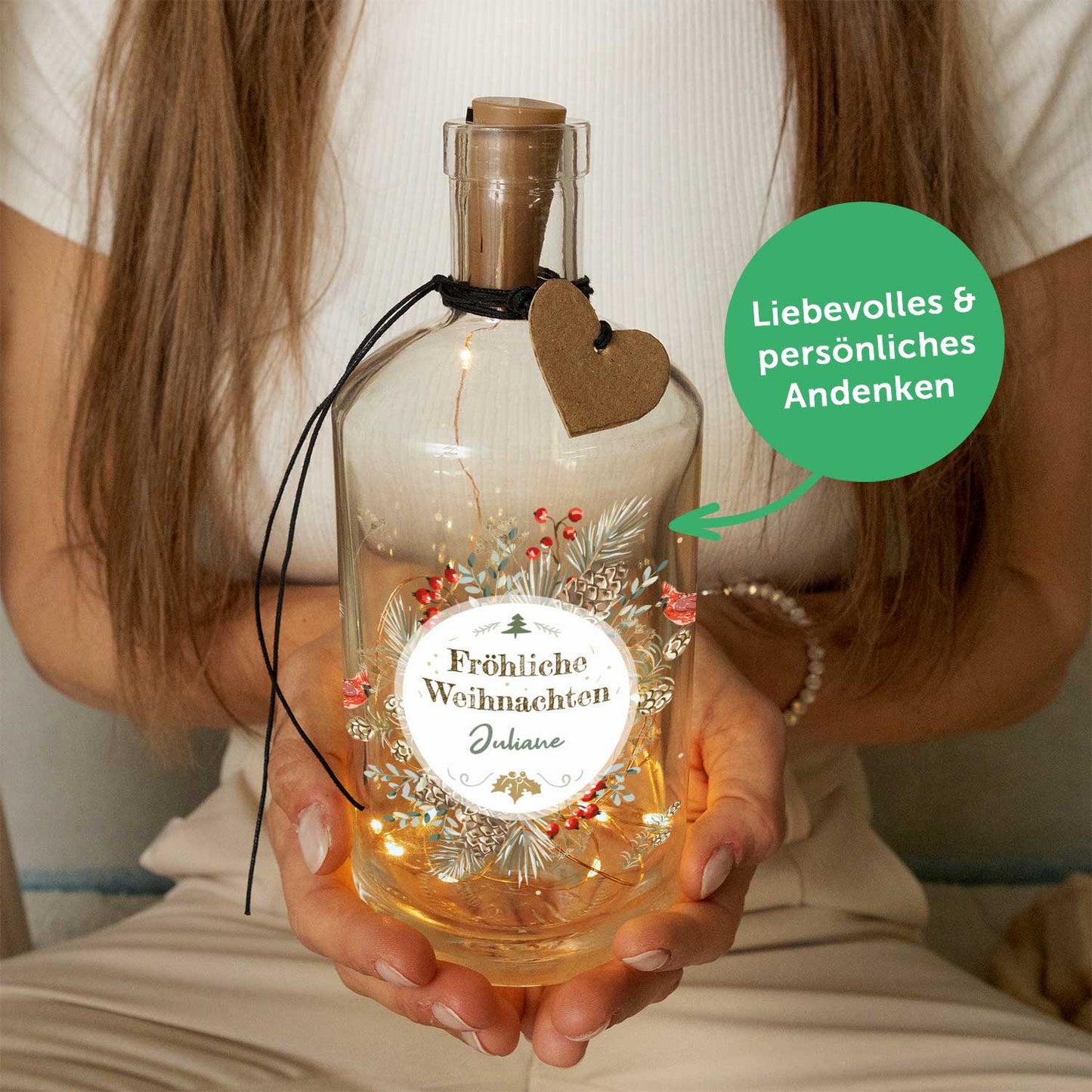 Personalisiertes Flaschenlicht mit Weihnachtskranz und Vögeln – Nahansicht des Motivs