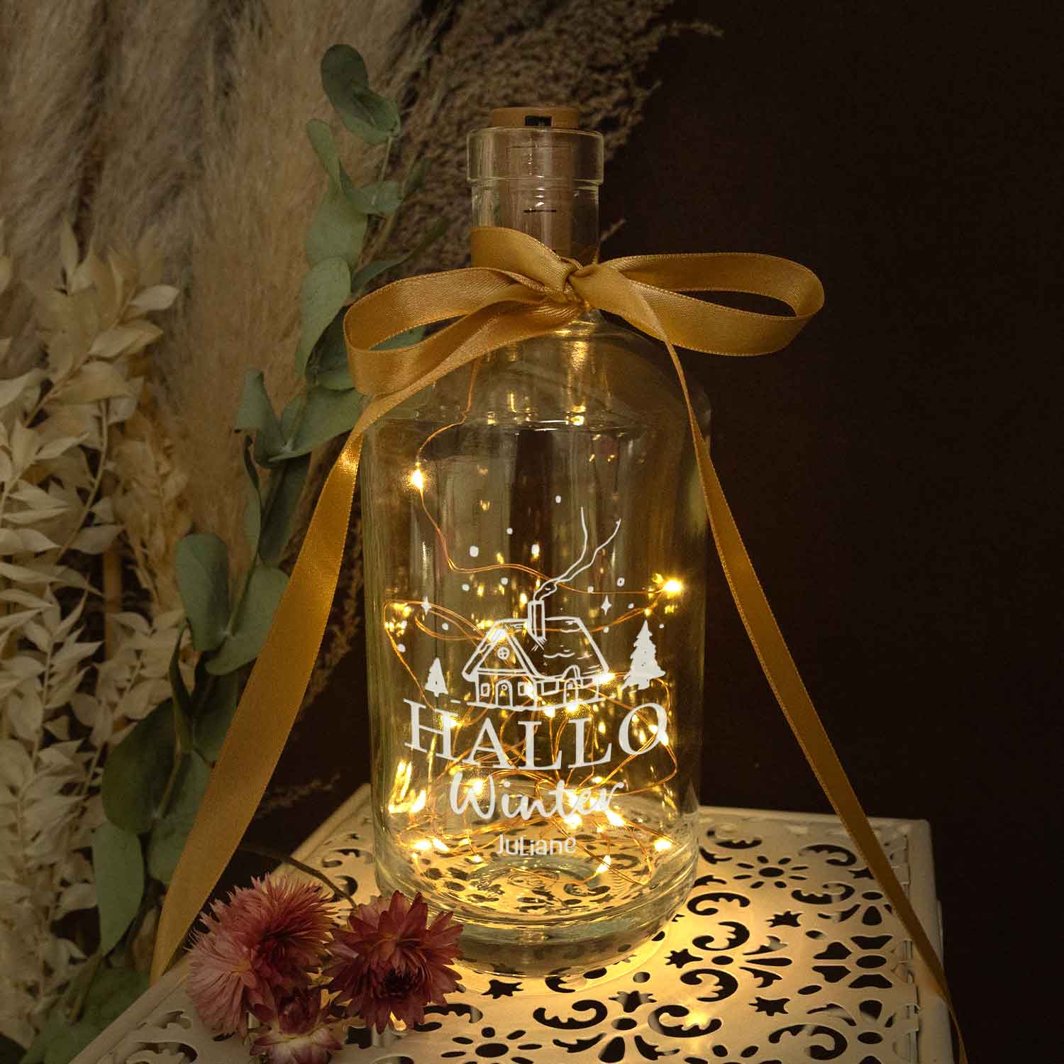 Personalisiertes LED-Flaschenlicht „Hallo Winter“ mit Name als winterliche Lichtdeko