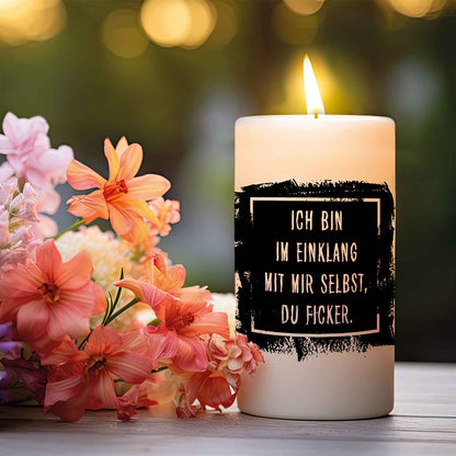 Kerze Im Einklang mit mir selbst – schwarze Kerze in Wohnszene