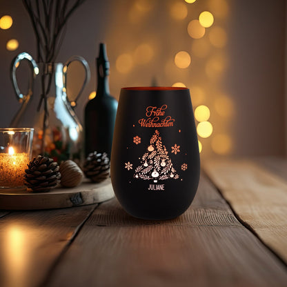 Personalisiertes Windlicht Frohe Weihnachten mit Name in festlicher Dekoration