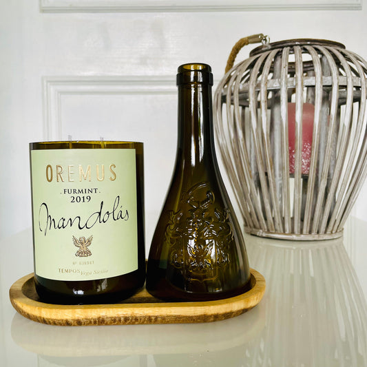 Flaschenkerzen-Set Oremus Mandolas Tempos Vega Sicilia mit Windlicht & Holztablett als Upcycling Geschenkidee mit Kerzenlicht und Originalflasche