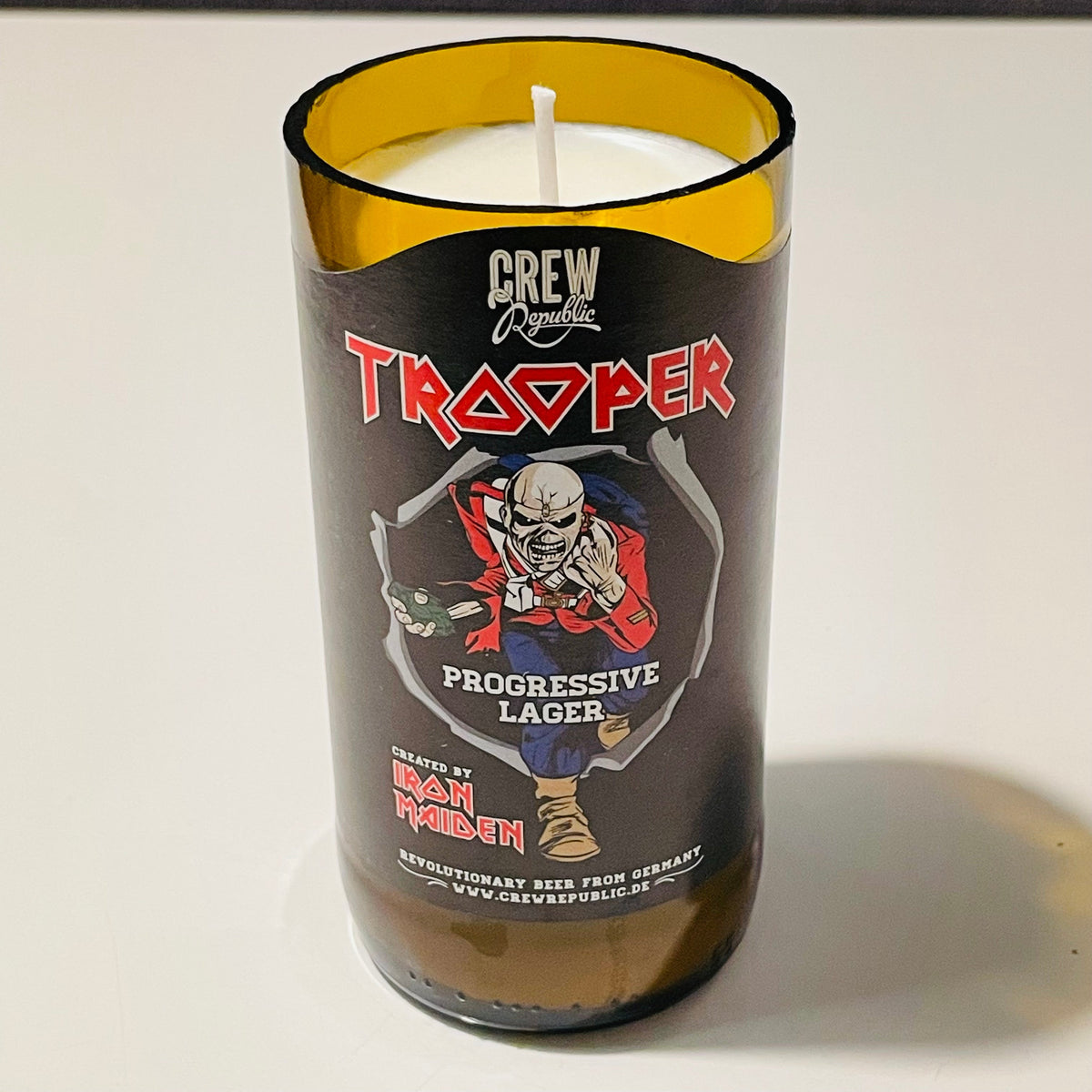 Upcycling-Kerze Crew Republic Iron Maiden Trooper Progressive Lager – handgefertigtes Upcycling-Produkt von GAHRDSGN
