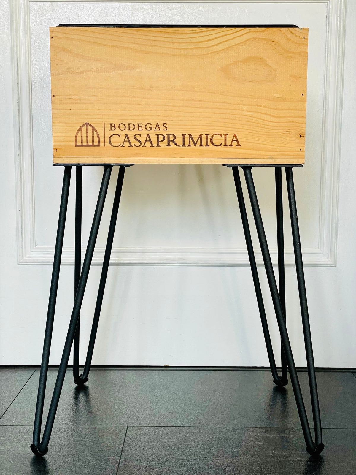 Weinkühler mit Standfüßen aus Weinkiste Bodegas Casa Primicia Eiskühler Holzweinkiste – handgefertigtes Upcycling-Produkt von GAHRDSGN – weitere Produktansicht