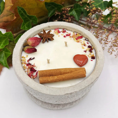 Detailansicht der grauen XL Citronella-Kerze „Die Stille“