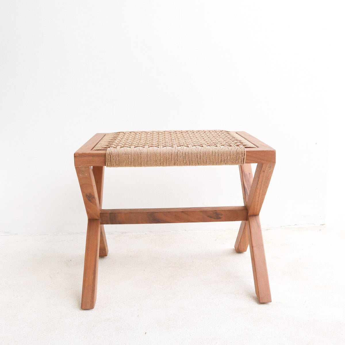 Sitzhocker INDRA – Trembesiholz und Recyclingpapier