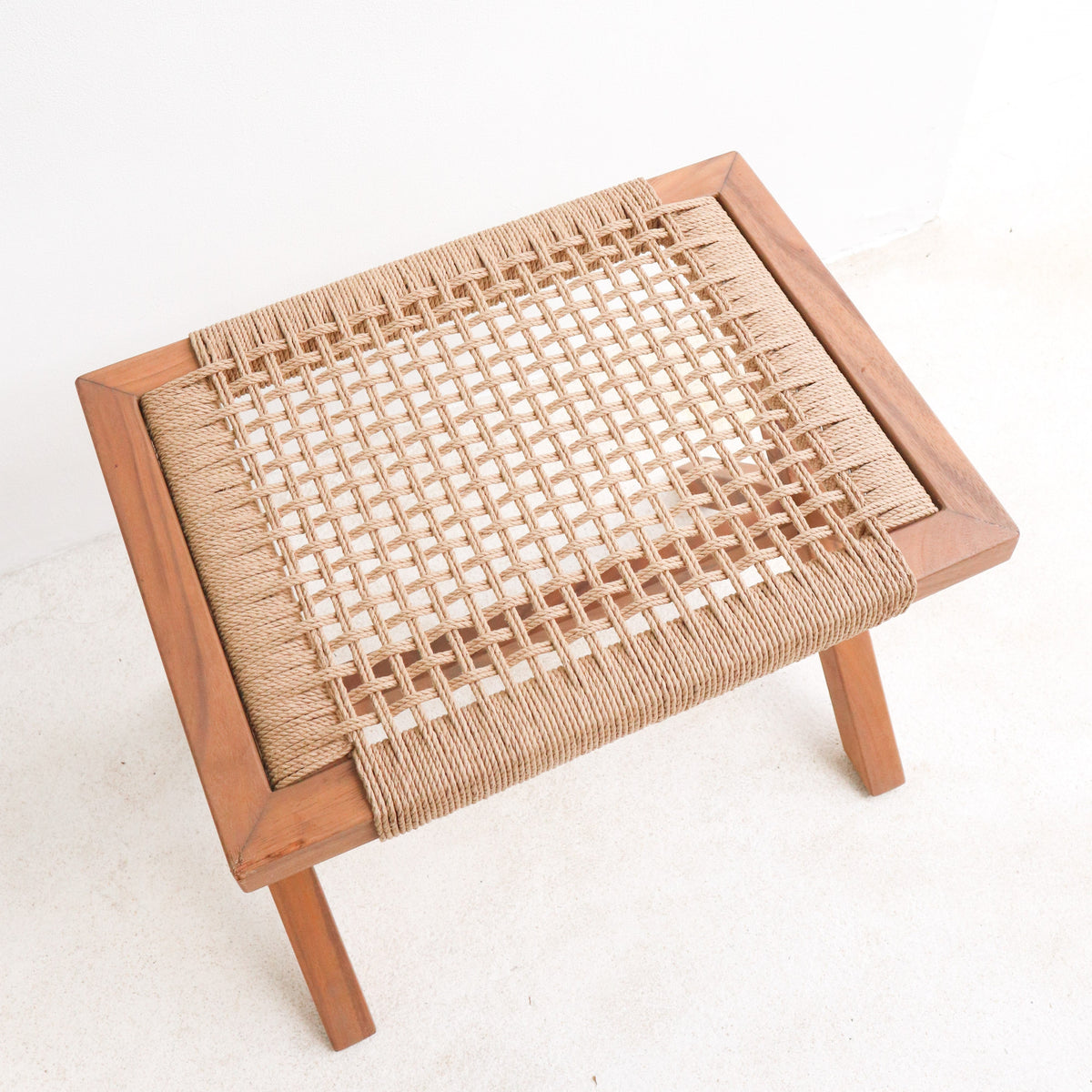 Sitzhocker INDRA – Trembesiholz und Recyclingpapier