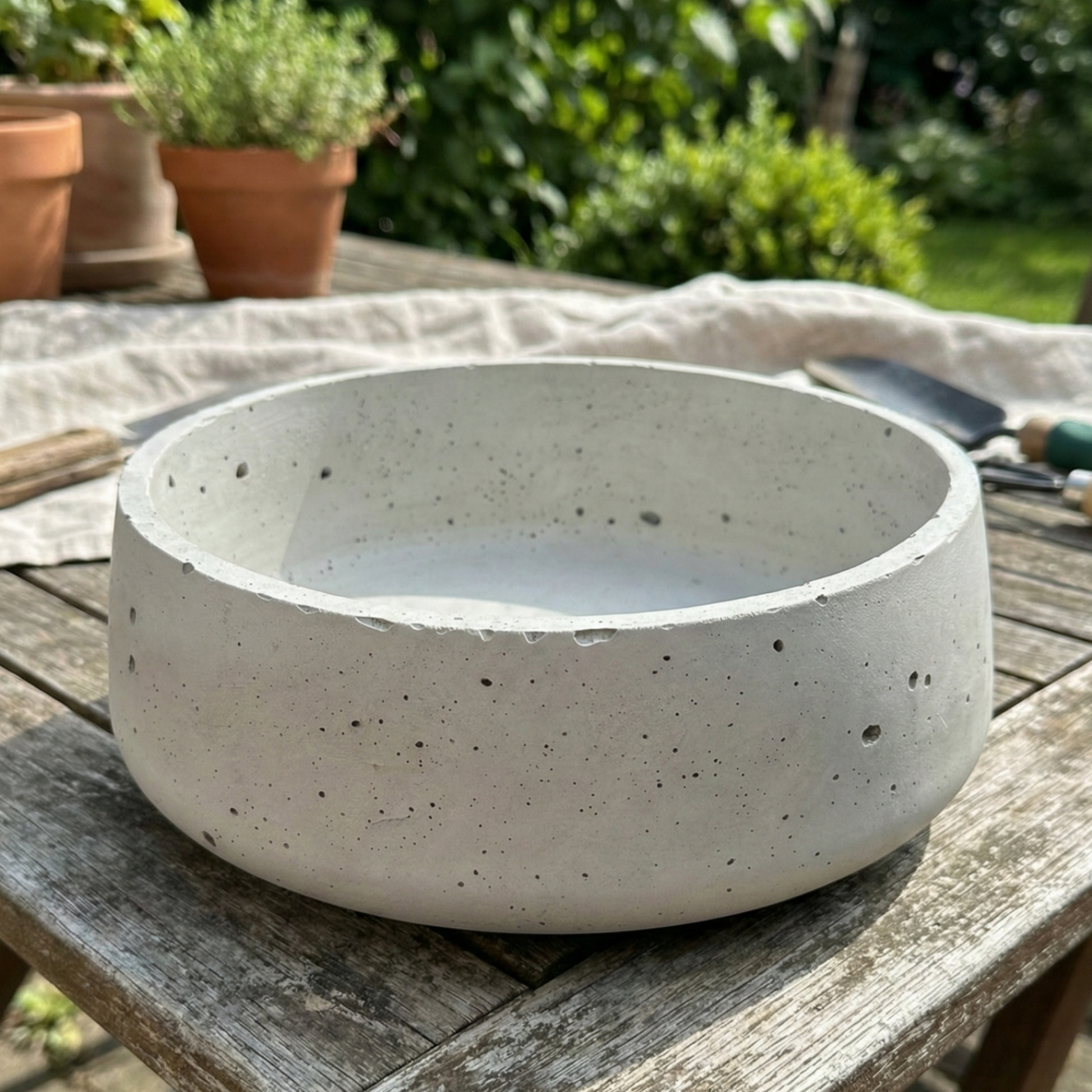 Handgefertigte Betonschale als Ablage für Schmuck und Schlüssel