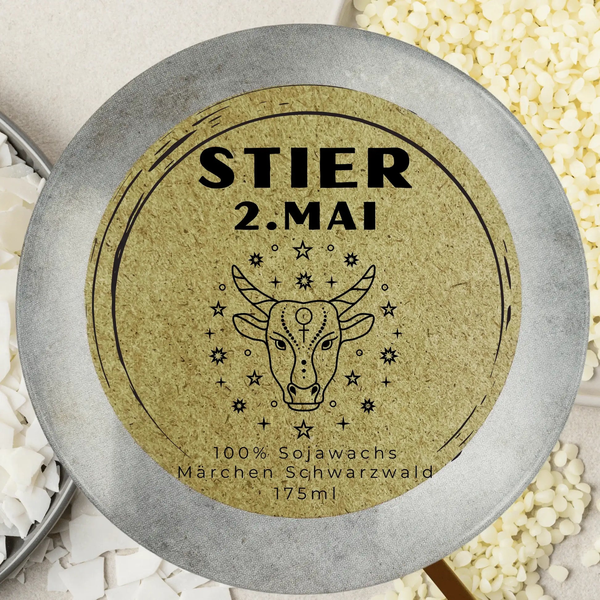 Personalisierte Stier Duftkerze fuer Geburtstag Selfcare und gemuetliche Rituale