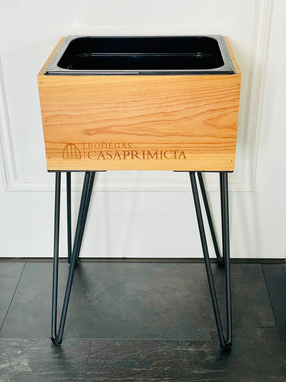 Weinkühler mit Standfüßen aus Weinkiste Bodegas Casa Primicia Eiskühler Holzweinkiste – handgefertigtes Upcycling-Produkt von GAHRDSGN