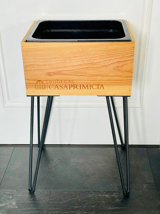 Weinkühler mit Standfüßen aus Weinkiste Bodegas Casa Primicia Eiskühler Holzweinkiste – handgefertigtes Upcycling-Produkt von GAHRDSGN