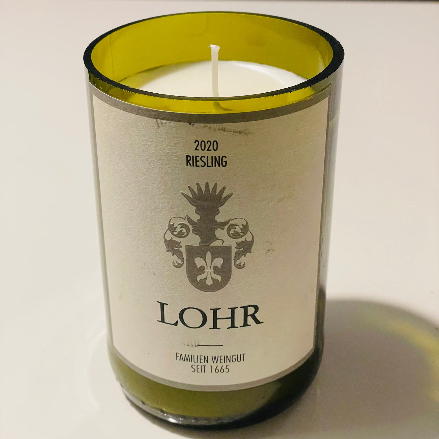 Flaschenkerze Lohr Riesling 2020 als Upcycling Kerze aus originaler Weinflasche