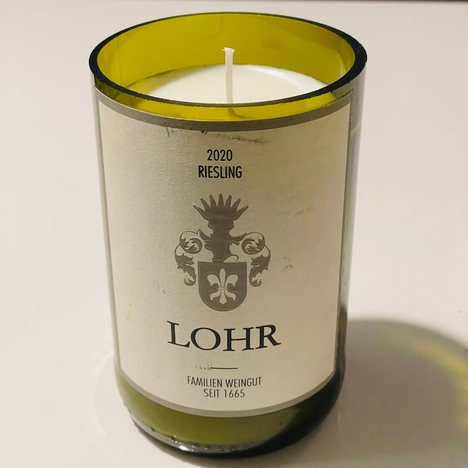 Flaschenkerze Lohr Riesling 2020 als Upcycling Kerze aus originaler Weinflasche