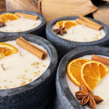 Vier schwarze Citronella-Kerzen der Serie „Die Glut“