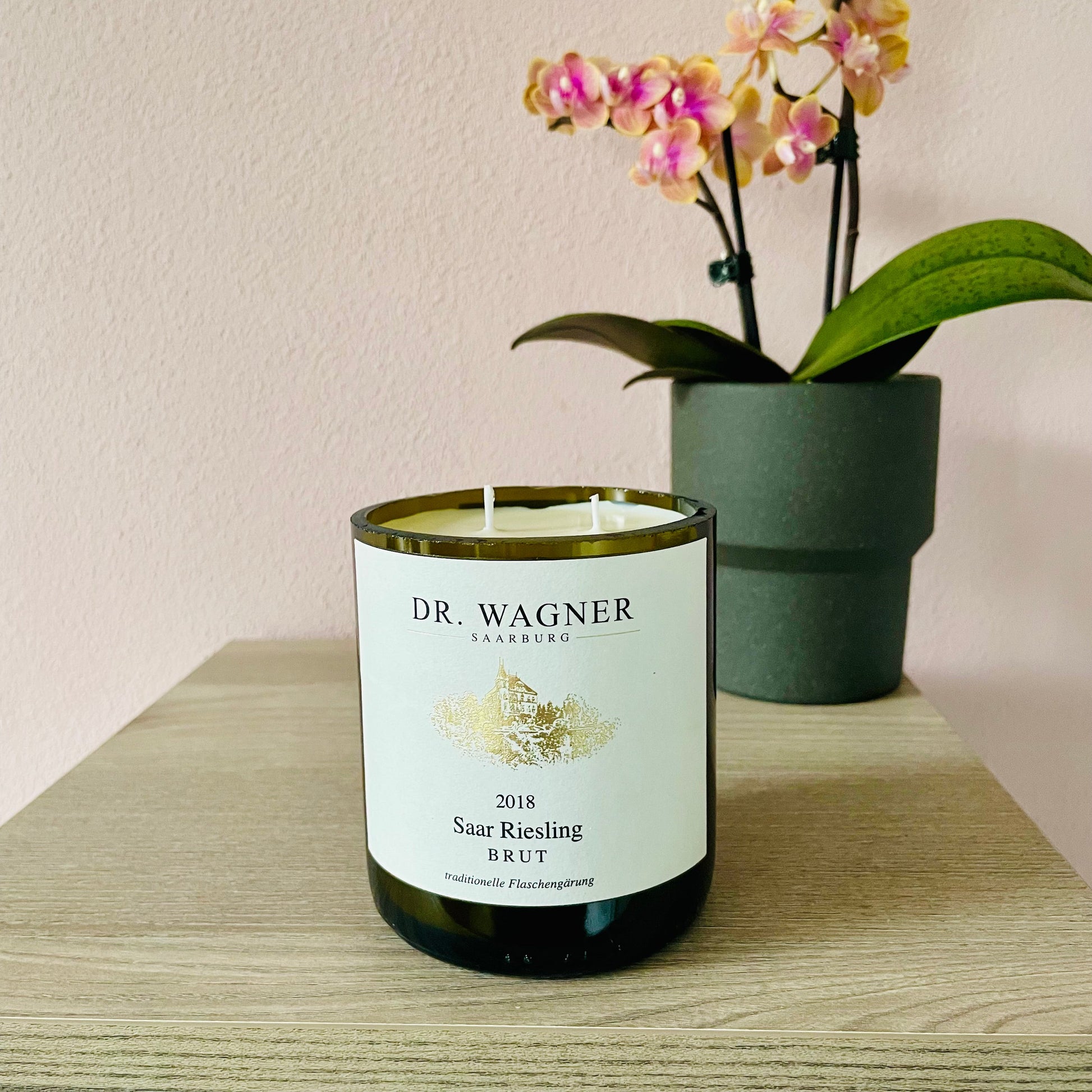 Flaschenkerze Dr. Wagner Saar Riesling Brut 2018 als Upcycling Kerze aus originaler Sektflasche