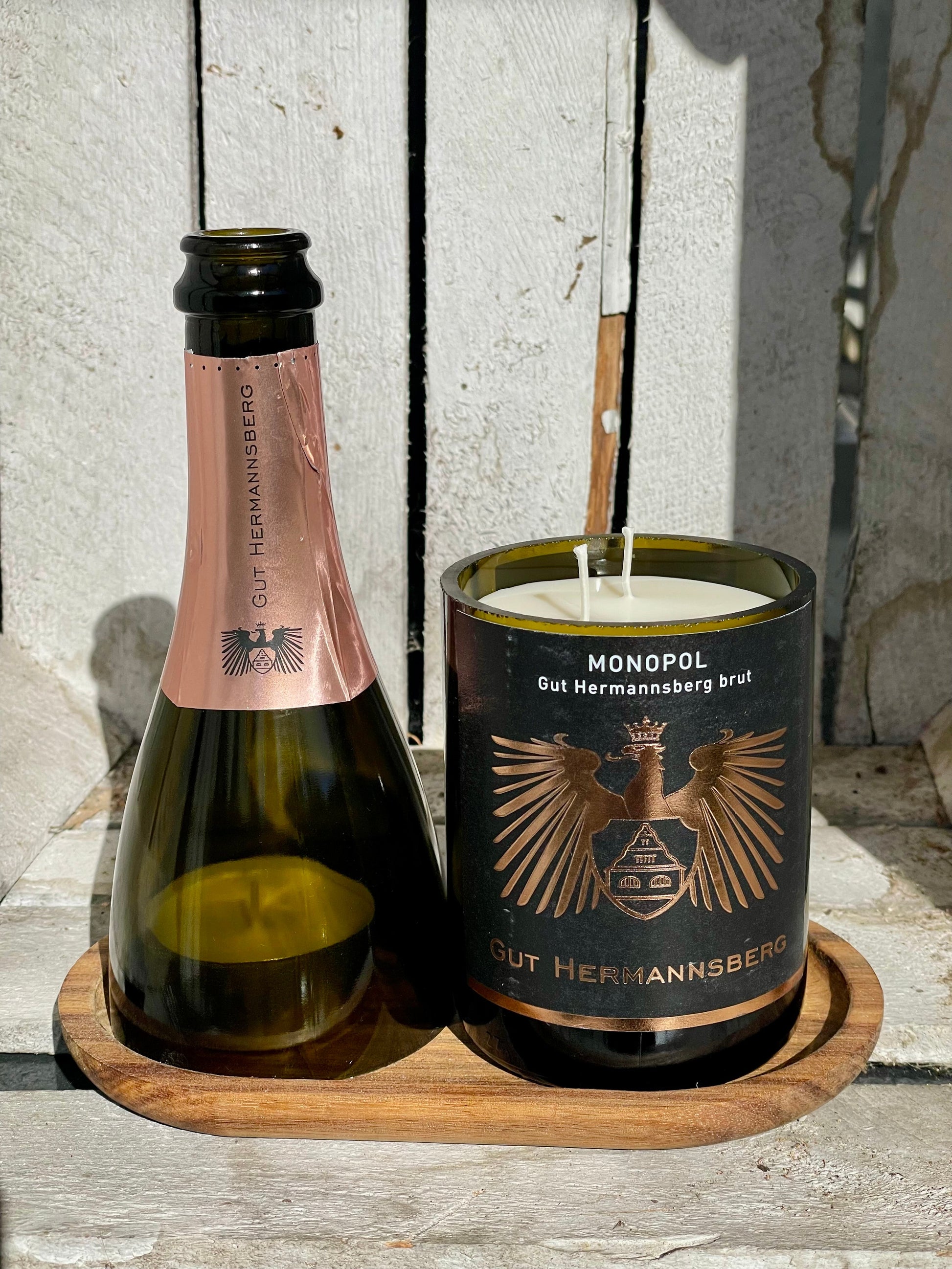Flaschenkerzen-Set Gut Hermannsberg Monopol Brut mit Windlicht & Holztablett als Upcycling Geschenkidee mit Kerzenlicht und Originalflasche