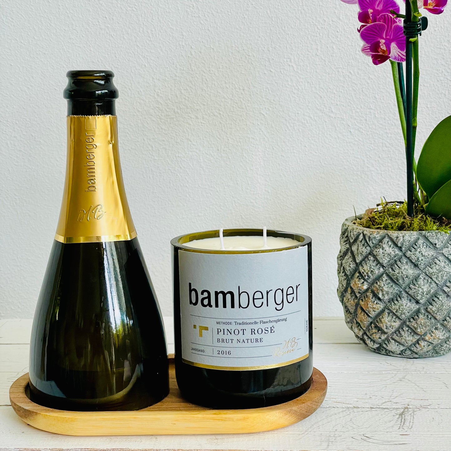 Flaschenkerzen-Set Prestige Pinot Rosé Brut Nature 2016 mit Windlicht & Holztablett als Upcycling Geschenkidee mit Kerzenlicht und Originalflasche