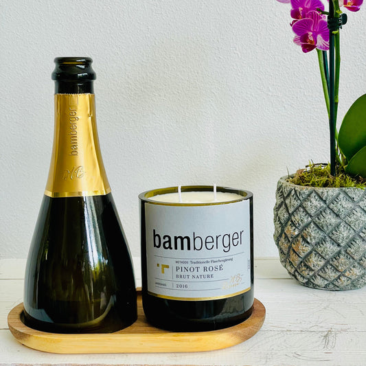 Flaschenkerzen-Set Prestige Pinot Rosé Brut Nature 2016 mit Windlicht & Holztablett als Upcycling Geschenkidee mit Kerzenlicht und Originalflasche