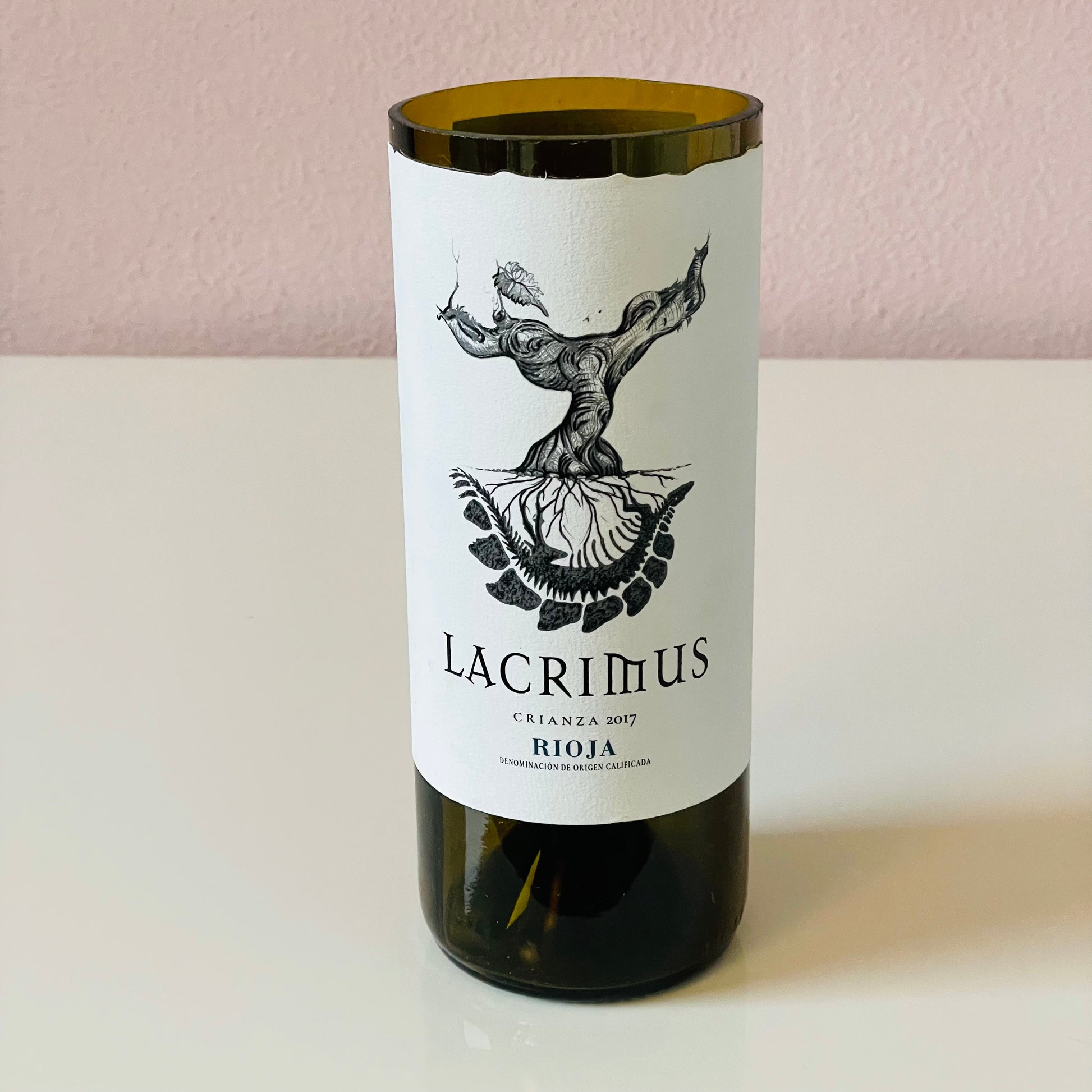 Upcycling Vase aus originaler Lacrimus Rioja Crianza Flasche als Dekoobjekt