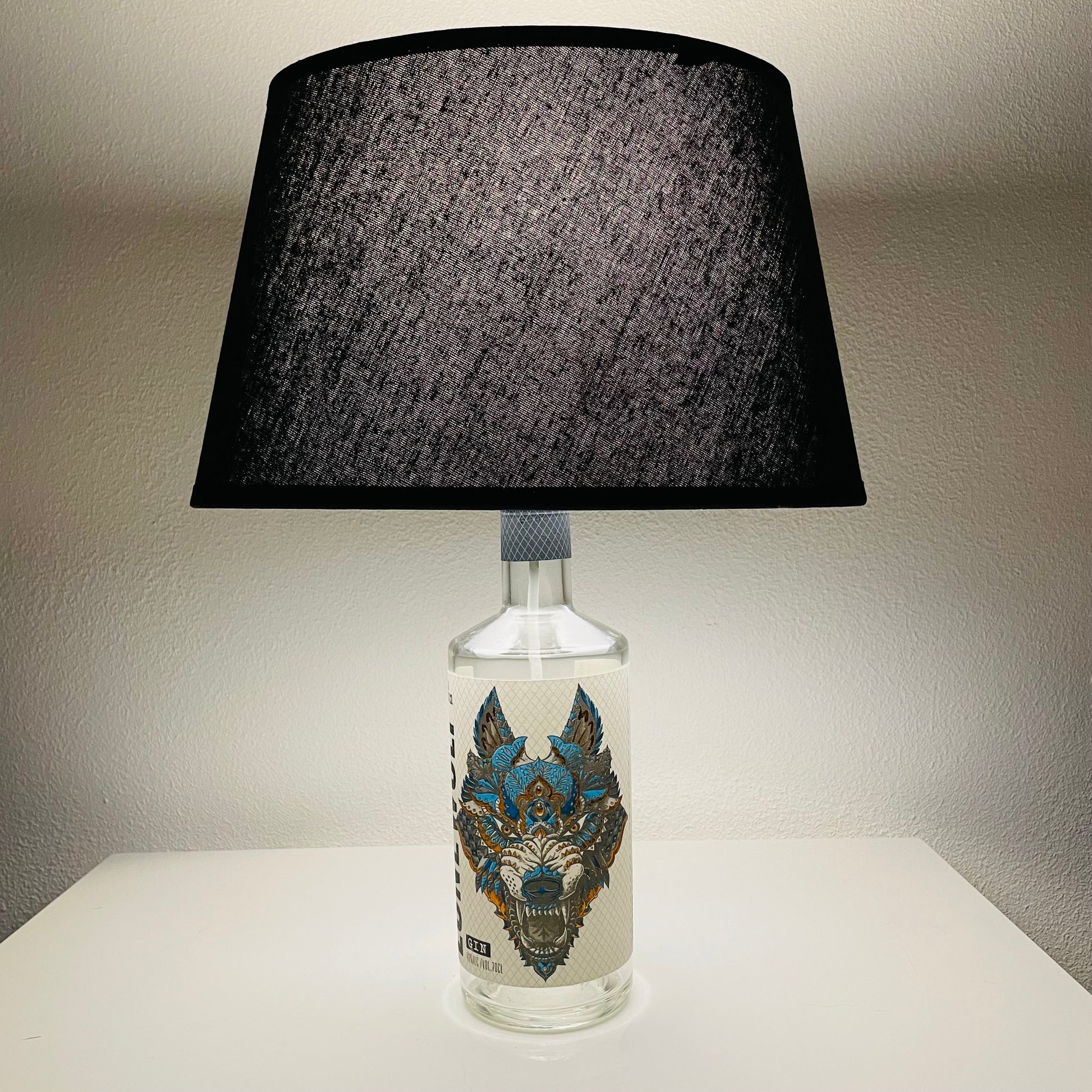 Upcycling Flaschenlampe Lonewolf Gin Brewdog als dekoratives Lichtobjekt