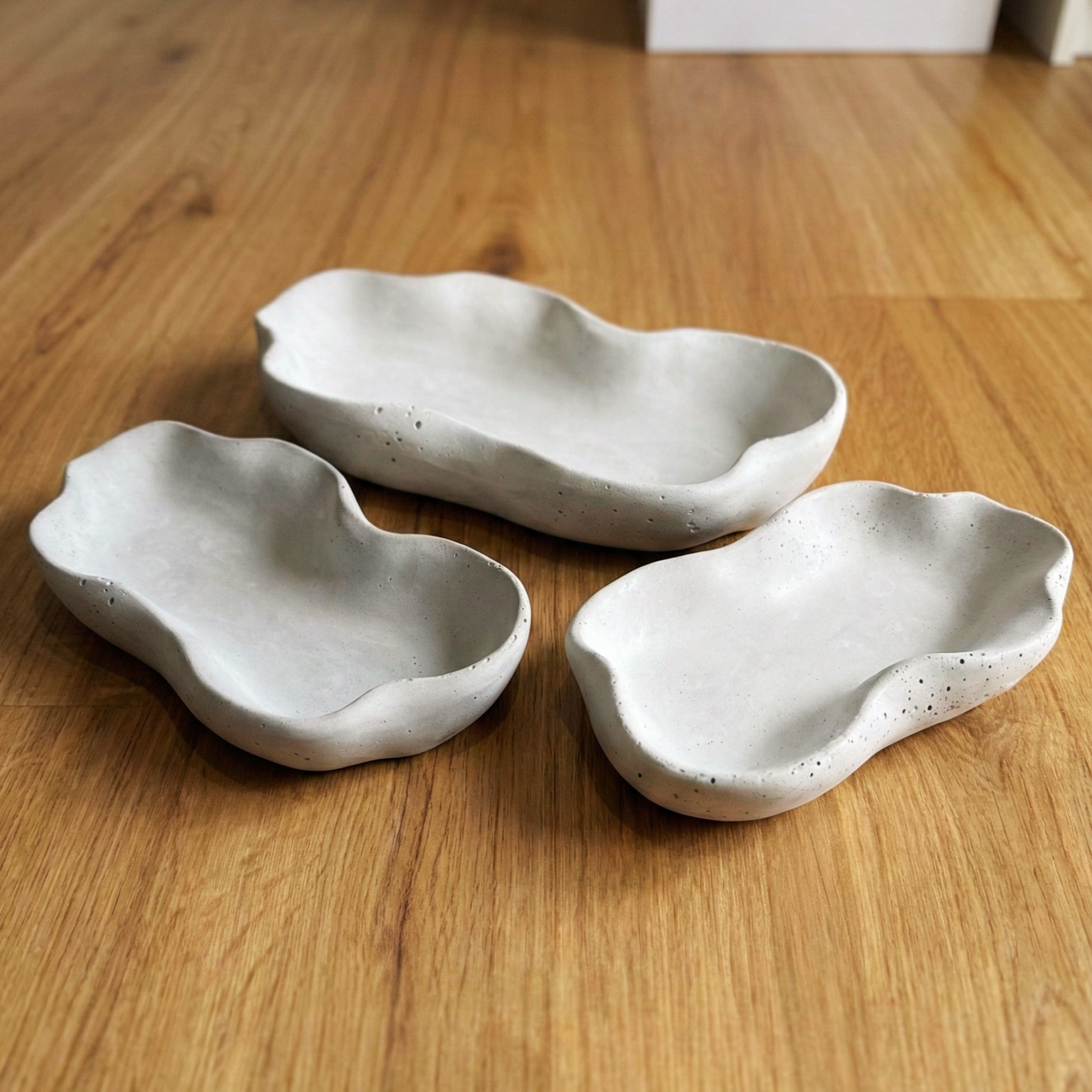 Detailansicht der wellenförmigen Grey-Wave Betonschale
