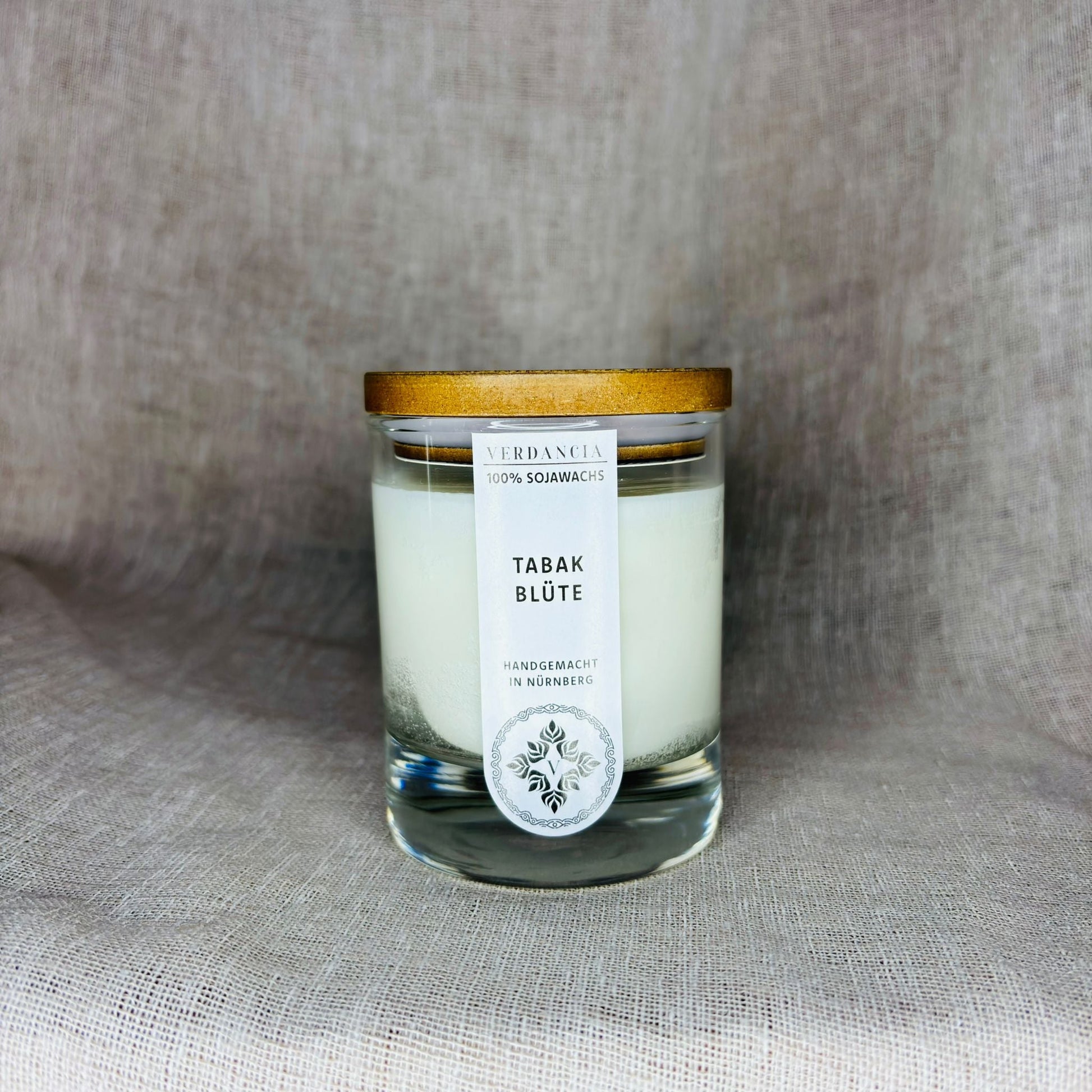 Tabakblüte von Verdancia Manufaktur – Vorderansicht der Duftkerze