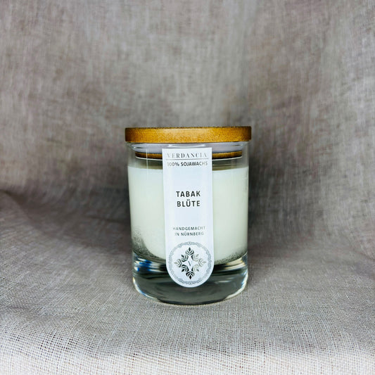 Tabakblüte von Verdancia Manufaktur – Vorderansicht der Duftkerze