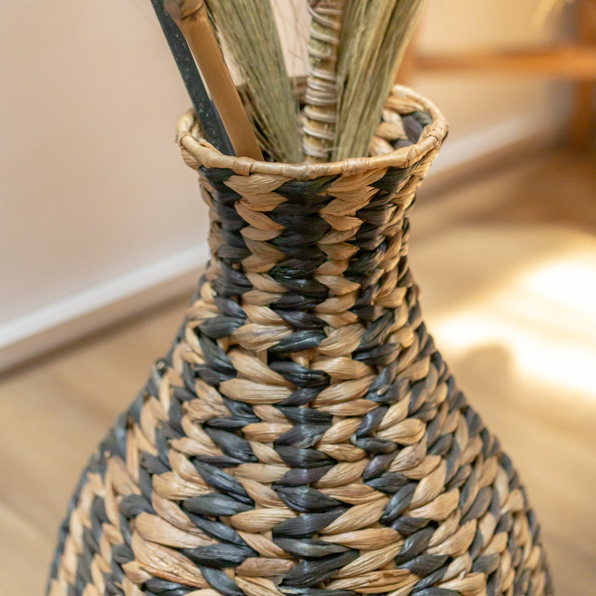 Dekovase DAYANA (schwarz) – Wasserhyazinthe