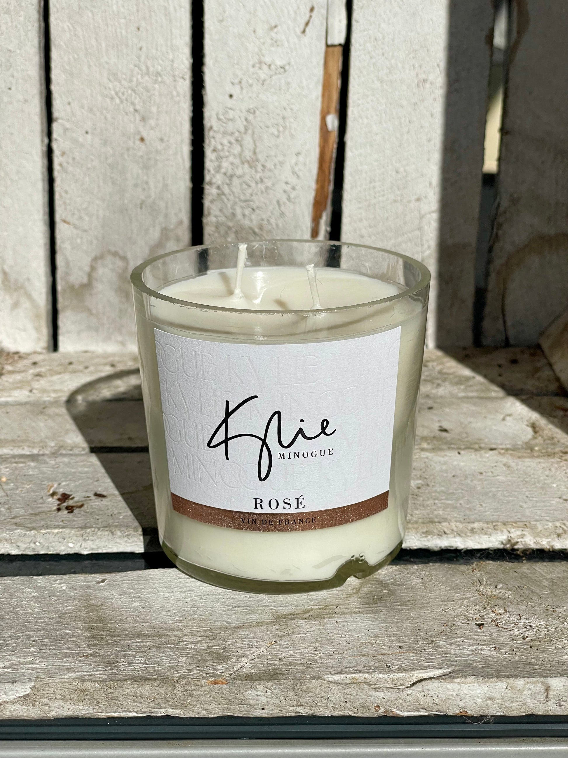 Flaschenkerze Kylie Minogue Rosé 2020 als Upcycling Kerze aus originaler Weinflasche