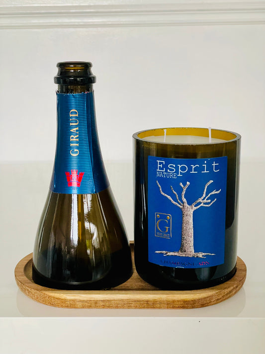 Flaschenkerzen-Set Henri Giraud Esprit Nature mit Windlicht & Holztablett als Upcycling Geschenkidee mit Kerzenlicht und Originalflasche