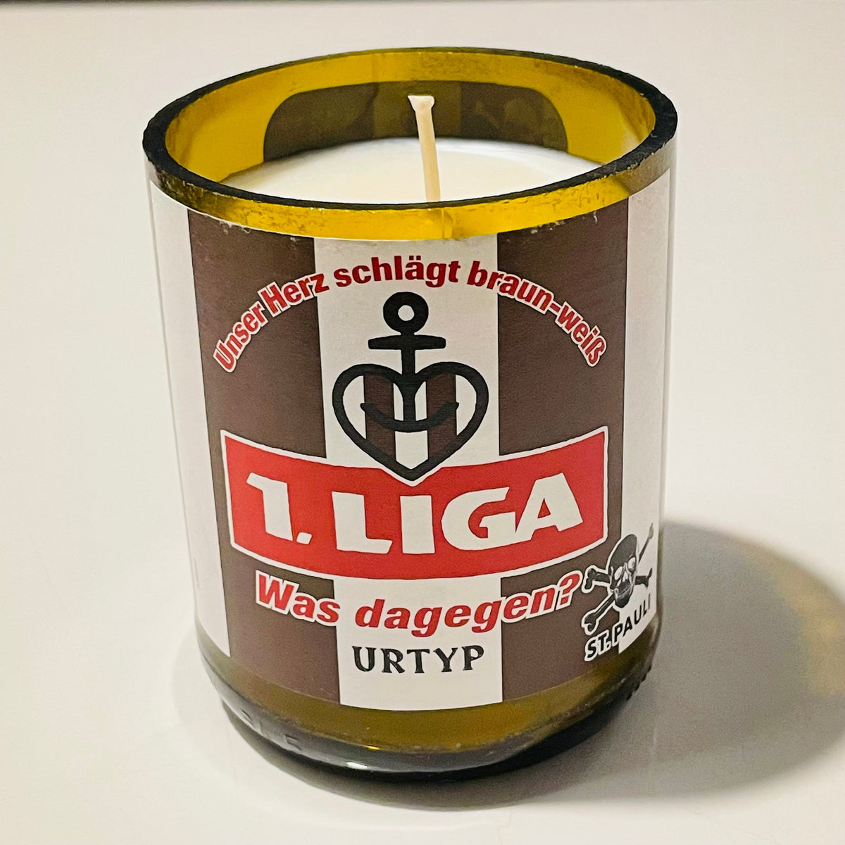 Upcycling-Flaschenkerze Astra Urtyp St. Pauli 1. Liga Was dagegen? – handgefertigtes Upcycling-Produkt von GAHRDSGN