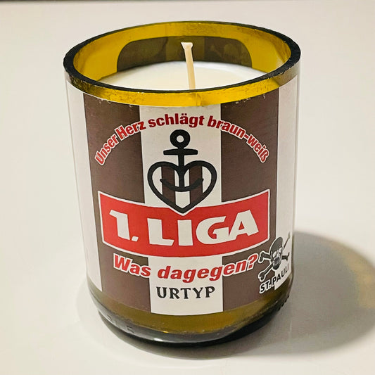 Upcycling-Flaschenkerze Astra Urtyp St. Pauli 1. Liga Was dagegen? – handgefertigtes Upcycling-Produkt von GAHRDSGN