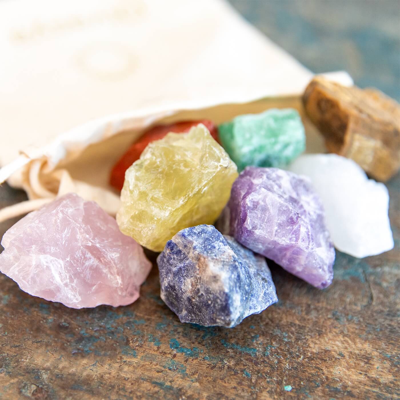 Detailansicht der farbigen Chakra-Rohsteine