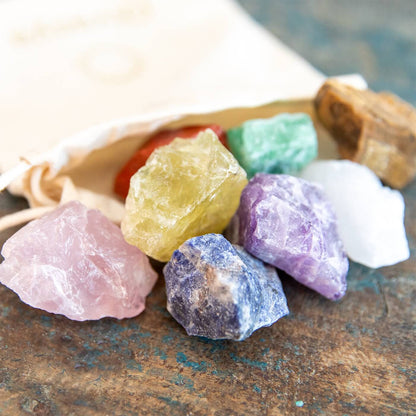Detailansicht der farbigen Chakra-Rohsteine